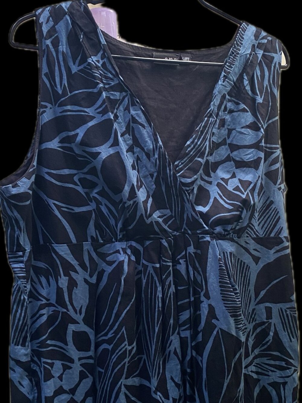 a.n.a. A New Approach Leaf Print Pintuck Blouse Side Zip Blue Black Size XL